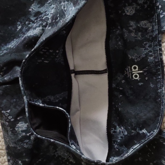 Alo Yoga XS Capri Snakeskin Print Leggings - Picture 11 of 13